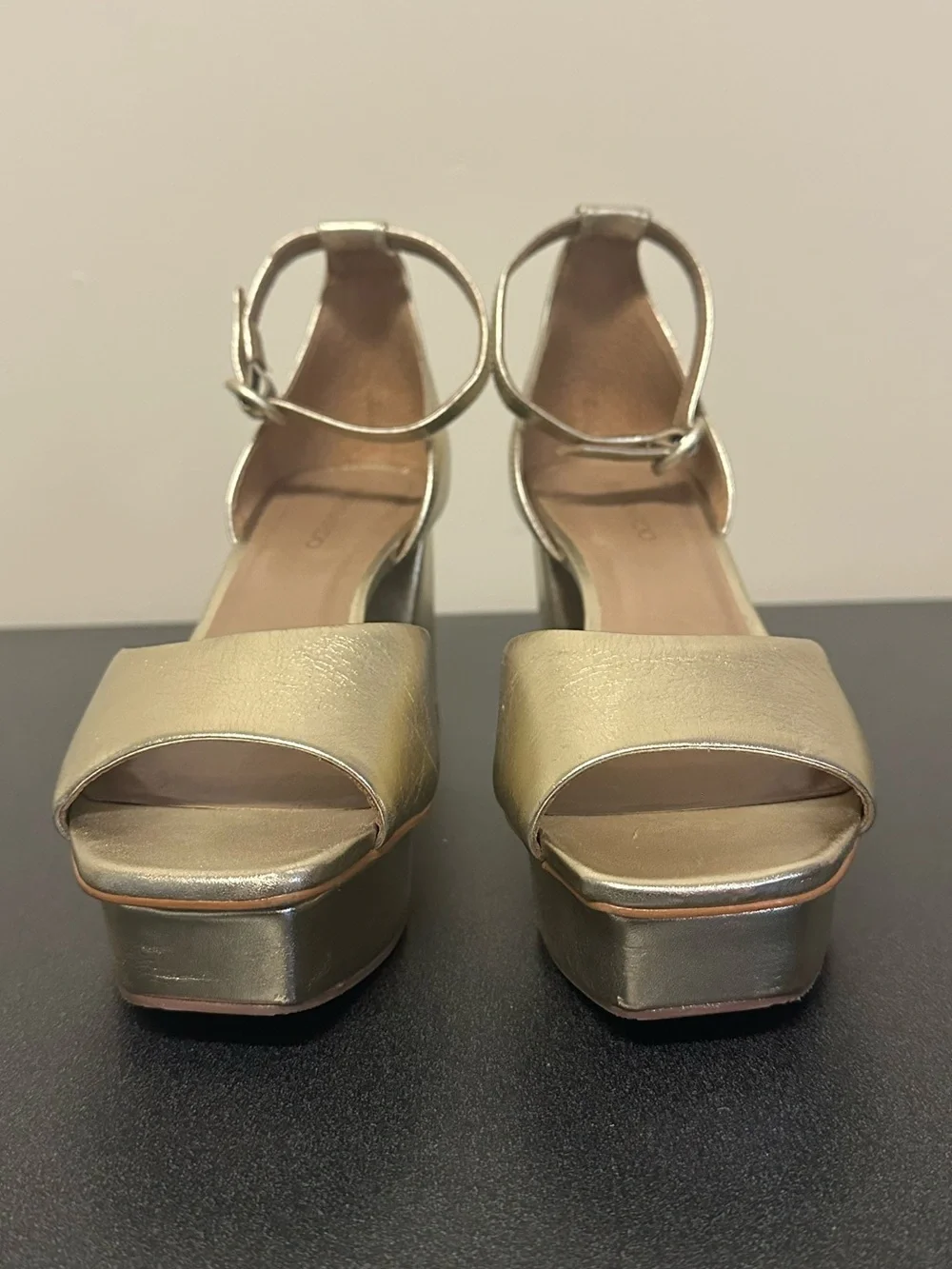 Bernardo Women's Raleigh Metallic Gold Block Heel Platform Sandals Size 8.5 M